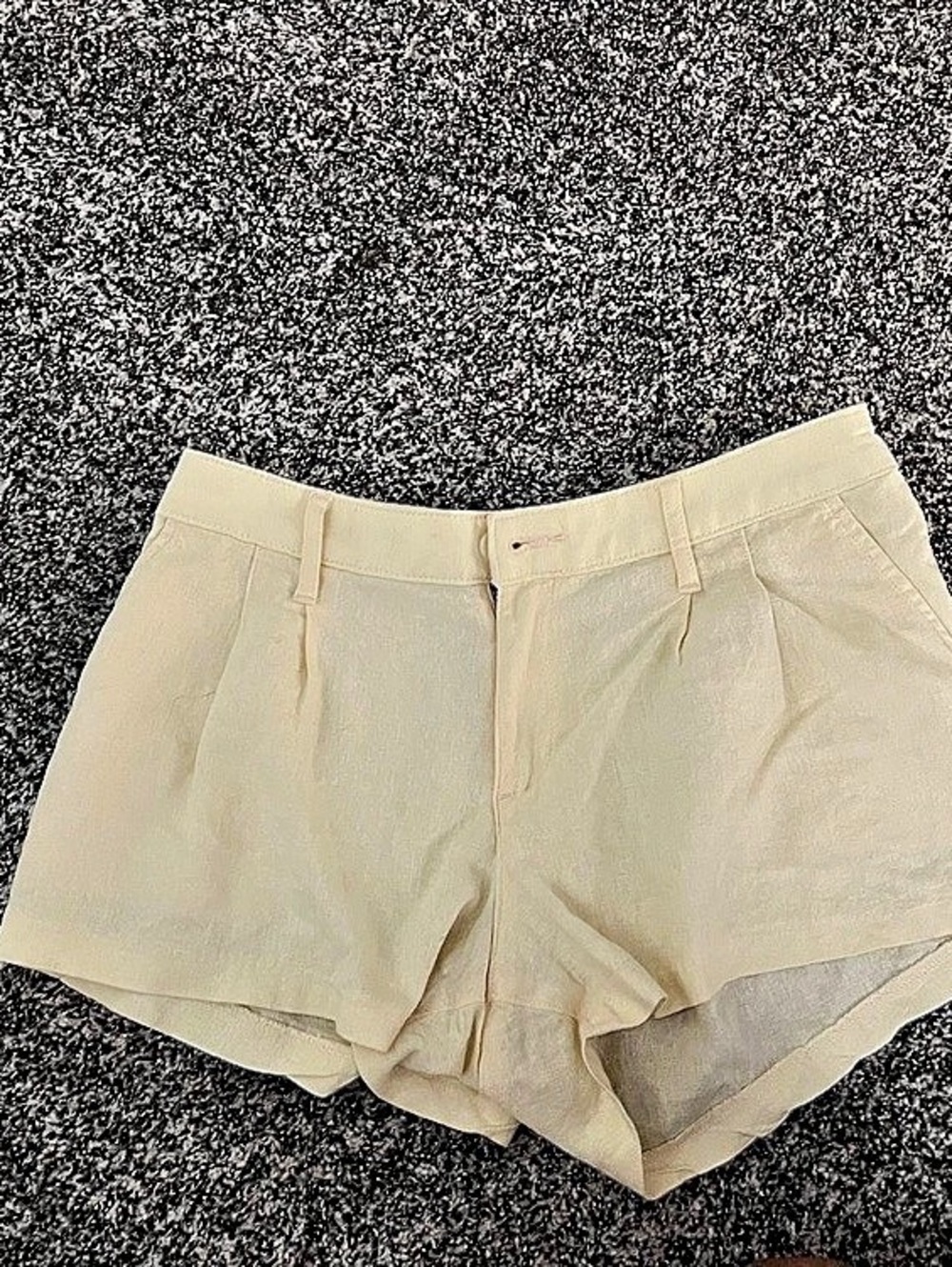 Hollister Low-Rise Livvy Linen-Blend Shorts yellow.
Size small